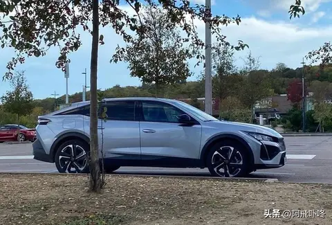 标致408X GT版减配座椅加热，三大件+跨界设计能否突围？