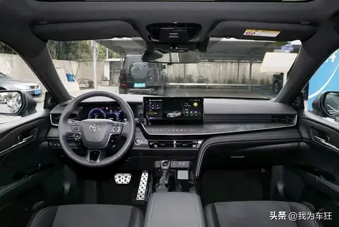 凯美瑞双擎光辉版上市！磨砂灰车身+1000km续航售19.48万起