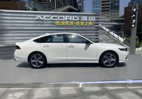 雅阁跌到12.98万，亚洲龙只贵1000块，买谁真不是算账的事